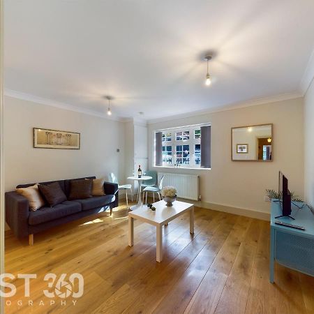 Redhill Town Centre Apartment By Livingo Екстериор снимка