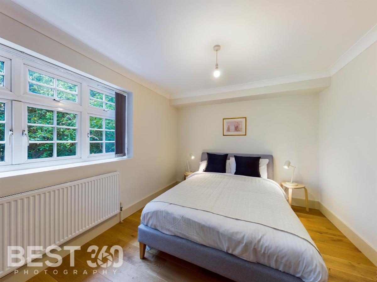 Redhill Town Centre Apartment By Livingo Екстериор снимка