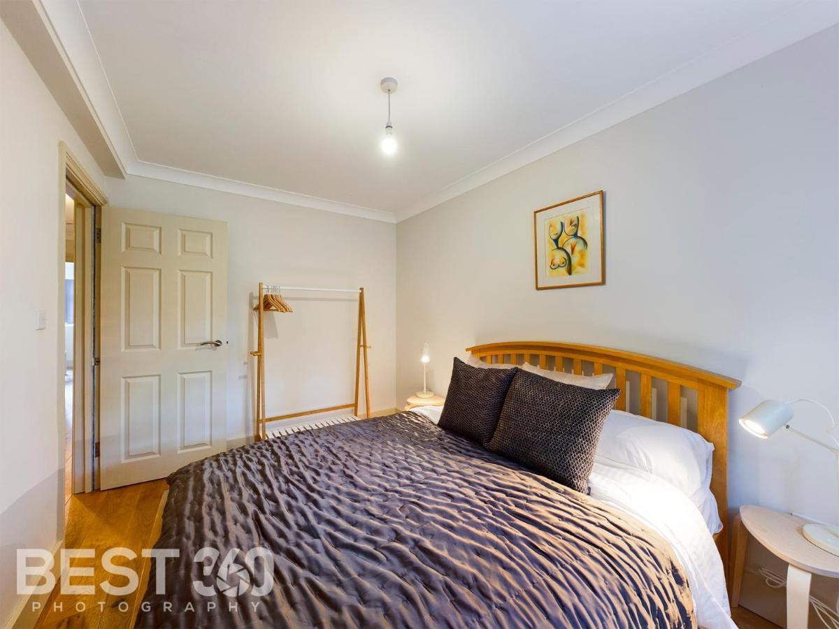 Redhill Town Centre Apartment By Livingo Екстериор снимка