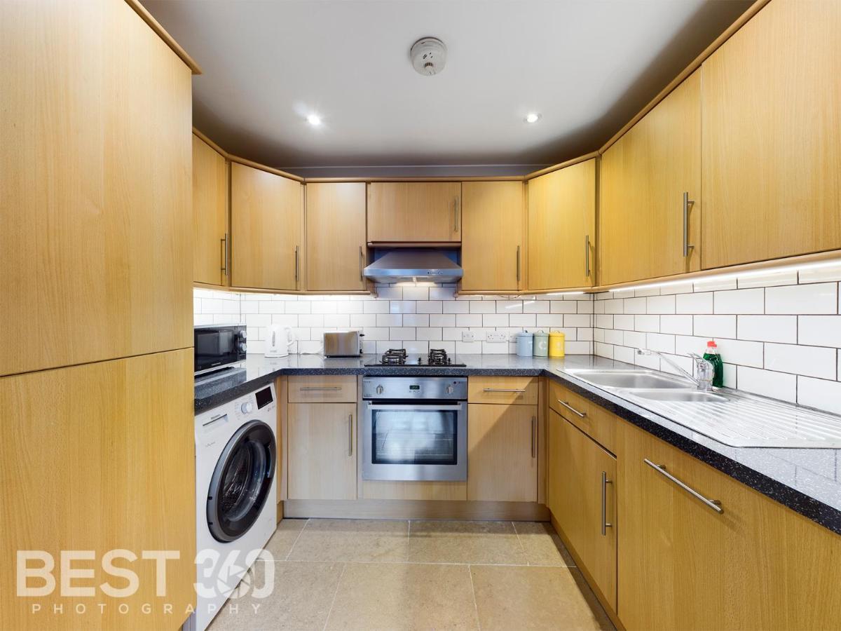 Redhill Town Centre Apartment By Livingo Екстериор снимка